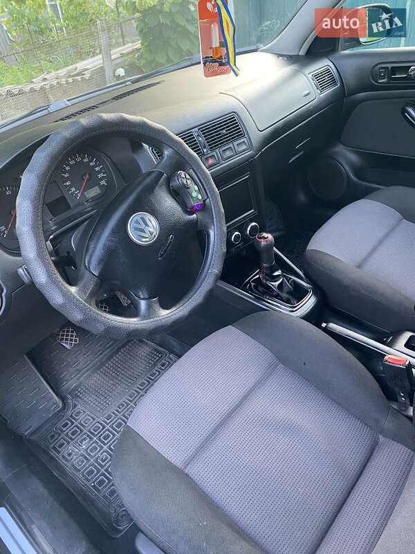 Хэтчбек Volkswagen Golf 2001 в Харькове