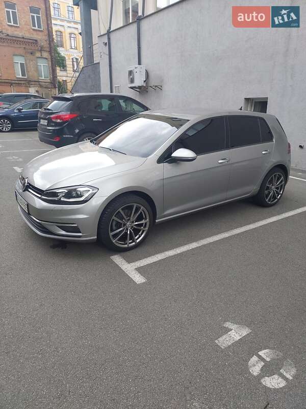 Хэтчбек Volkswagen Golf 2020 в Киеве