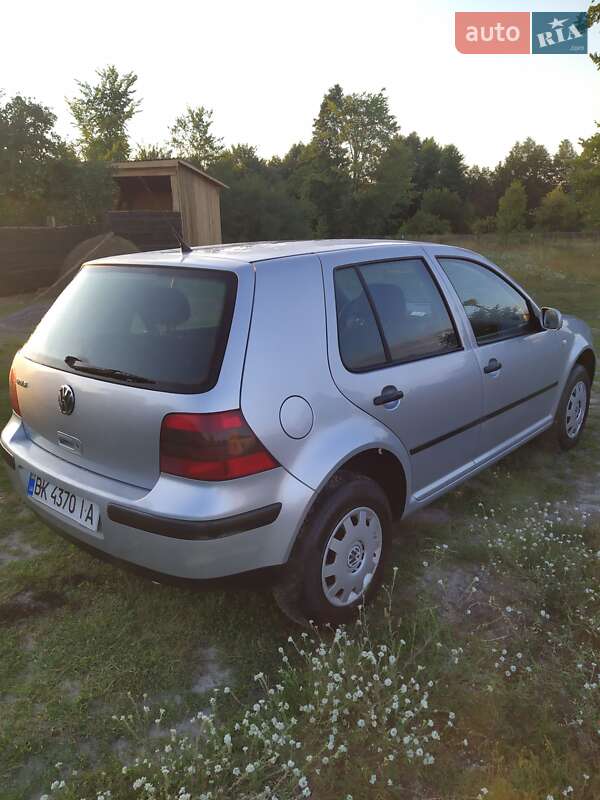 Хетчбек Volkswagen Golf 2001 в Дубровиці