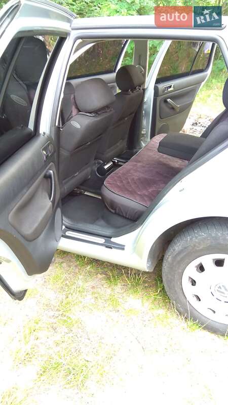 Хетчбек Volkswagen Golf 2001 в Каневі