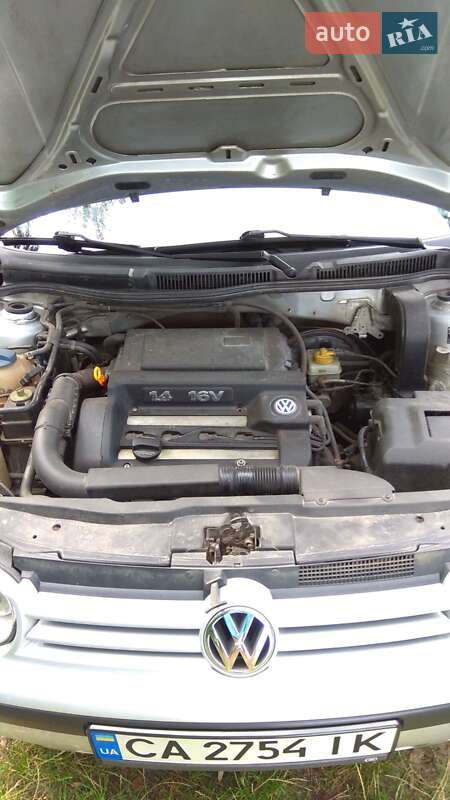 Хетчбек Volkswagen Golf 2001 в Каневі