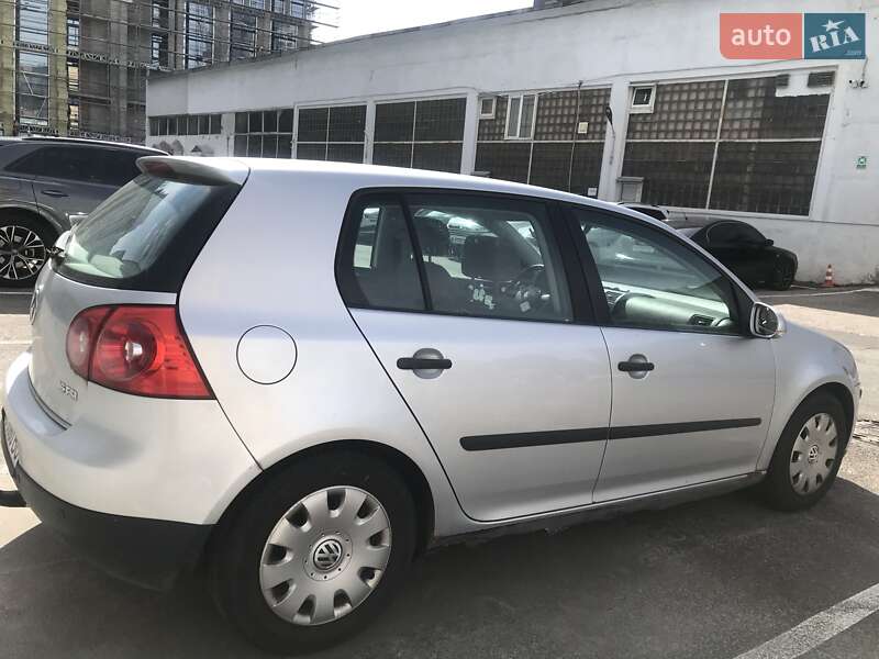 Хэтчбек Volkswagen Golf 2004 в Киеве