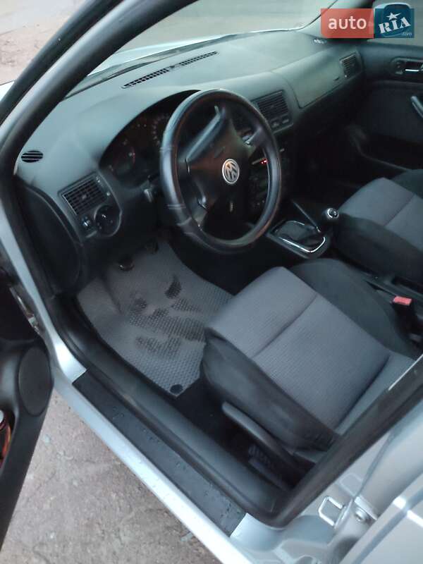 Хетчбек Volkswagen Golf 2002 в Чернігові