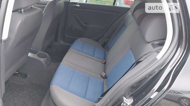 Хэтчбек Volkswagen Golf 2005 в Ходорове