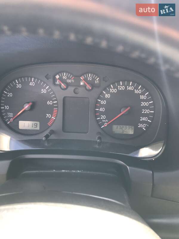 Хэтчбек Volkswagen Golf 2001 в Краснограде