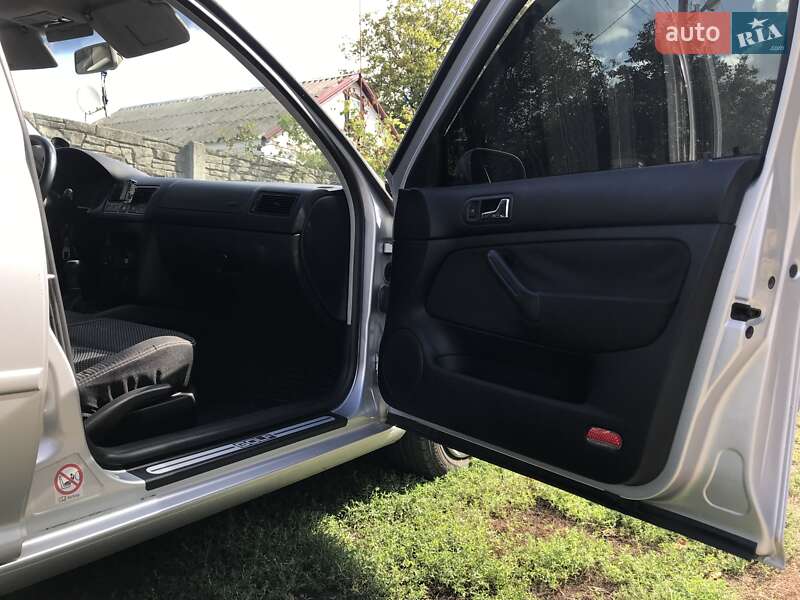 Хэтчбек Volkswagen Golf 2001 в Краснограде