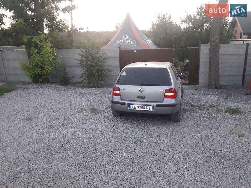 Хетчбек Volkswagen Golf 2002 в Дніпрі