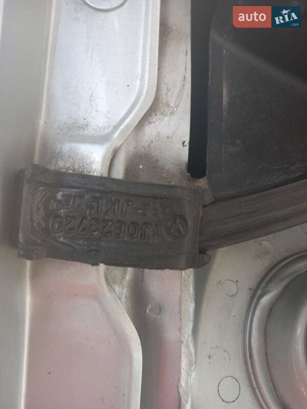 Універсал Volkswagen Golf 2004 в Ємільчиному