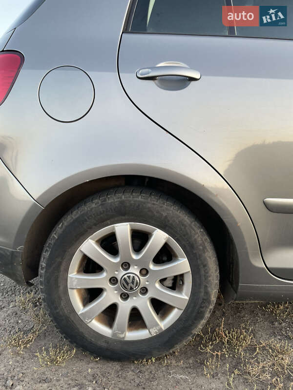 Хетчбек Volkswagen Golf 2005 в Сокалі