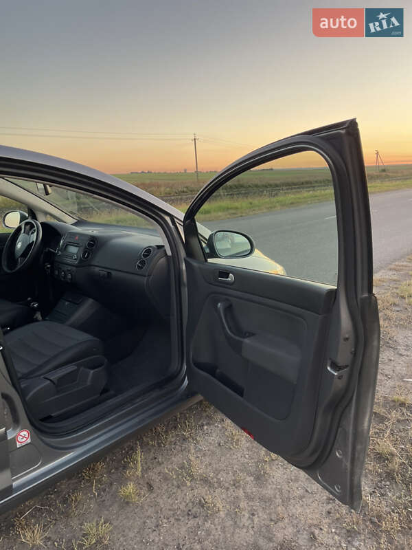 Хетчбек Volkswagen Golf 2005 в Сокалі