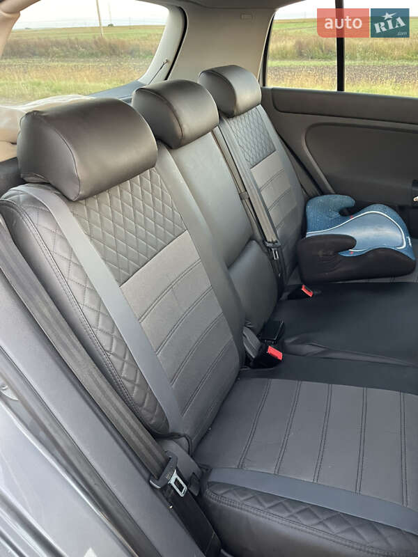 Хетчбек Volkswagen Golf 2005 в Сокалі