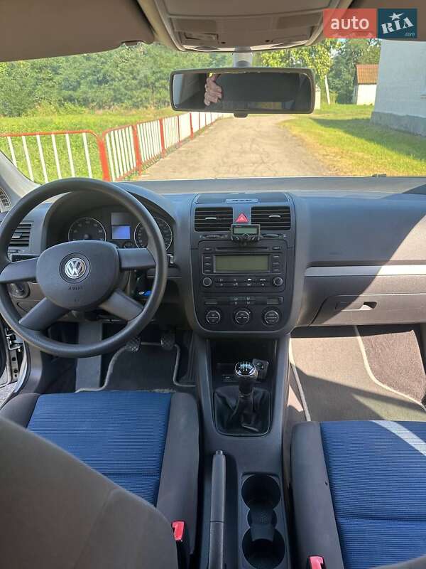 Хэтчбек Volkswagen Golf 2004 в Новомосковске