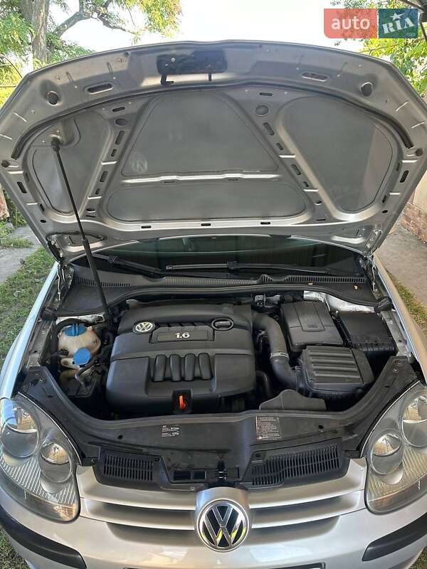 Хэтчбек Volkswagen Golf 2004 в Новомосковске