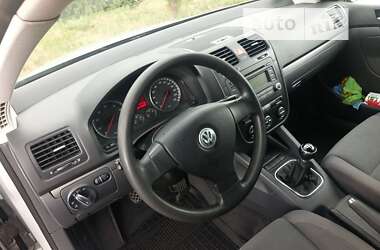 Хэтчбек Volkswagen Golf 2005 в 