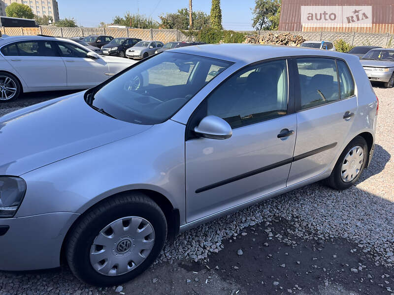 Хэтчбек Volkswagen Golf 2004 в Сумах