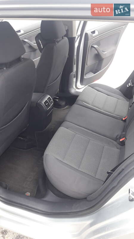Універсал Volkswagen Golf 2009 в Острозі