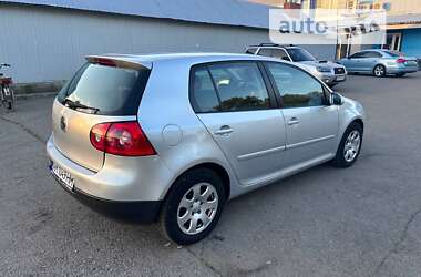 Хэтчбек Volkswagen Golf 2005 в 