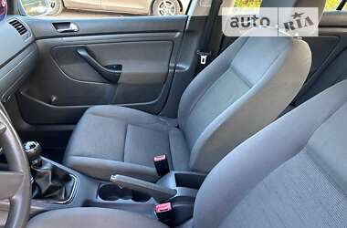 Хэтчбек Volkswagen Golf 2005 в 