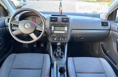 Хэтчбек Volkswagen Golf 2005 в 