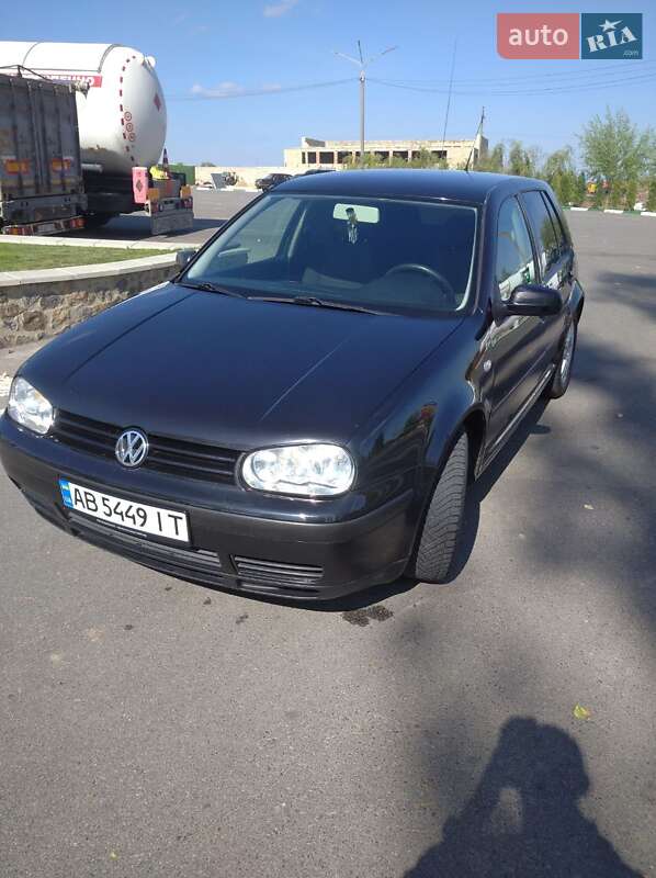 Хетчбек Volkswagen Golf 2001 в Чернівцях