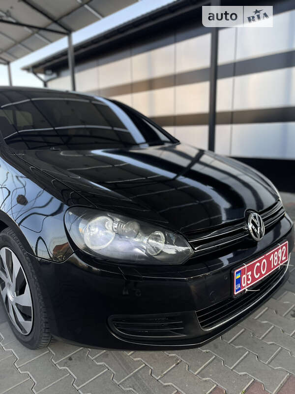 Хэтчбек Volkswagen Golf 2010 в 