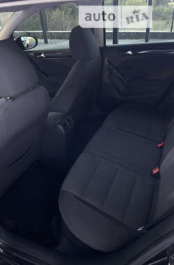 Хэтчбек Volkswagen Golf 2010 в 