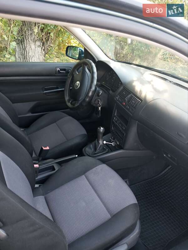 Хетчбек Volkswagen Golf 2001 в Запоріжжі