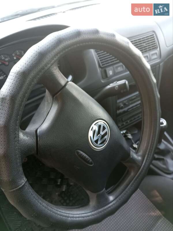 Хетчбек Volkswagen Golf 2001 в Запоріжжі