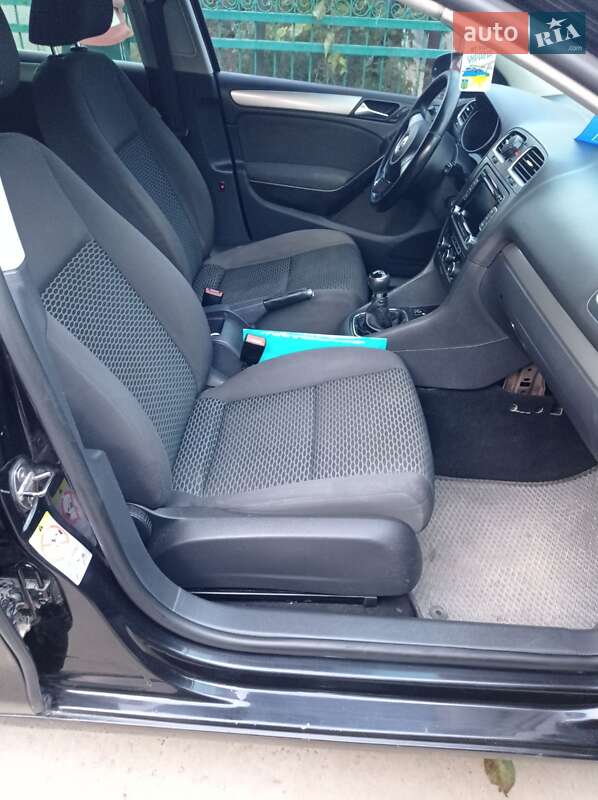 Хэтчбек Volkswagen Golf 2011 в Белозерке