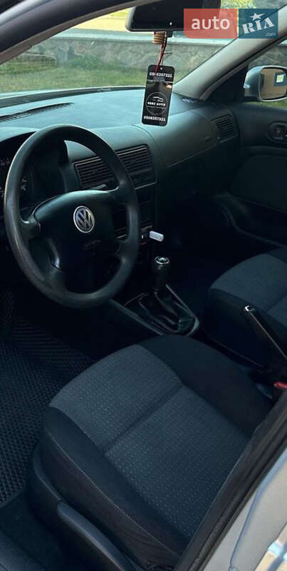Хетчбек Volkswagen Golf 2003 в Зміїві