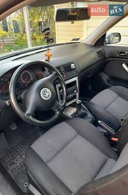 Хэтчбек Volkswagen Golf 2003 в 