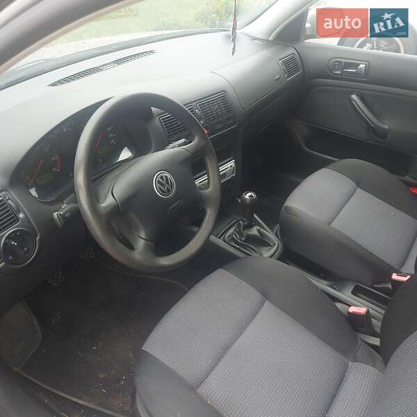 Хэтчбек Volkswagen Golf 2002 в Тростянце