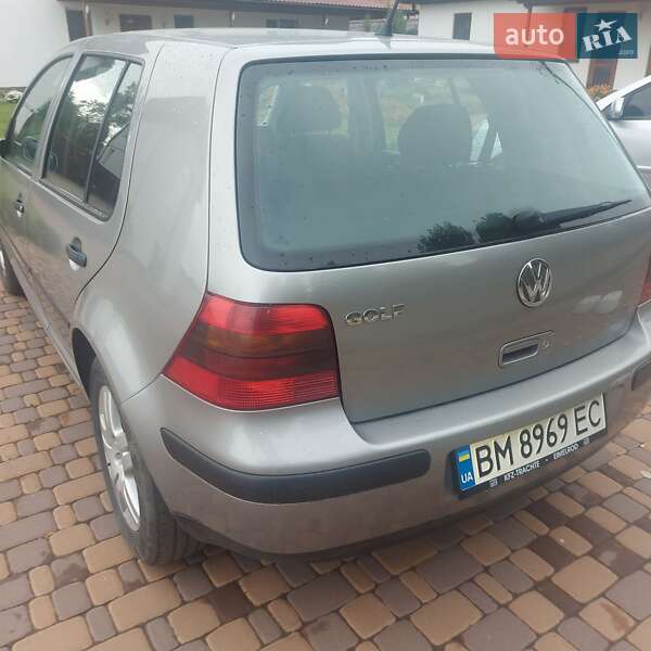 Хэтчбек Volkswagen Golf 2002 в Тростянце