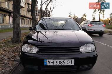 Хэтчбек Volkswagen Golf 2000 в 