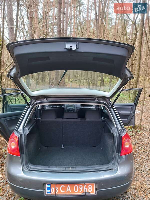 Хетчбек Volkswagen Golf 2005 в Городні