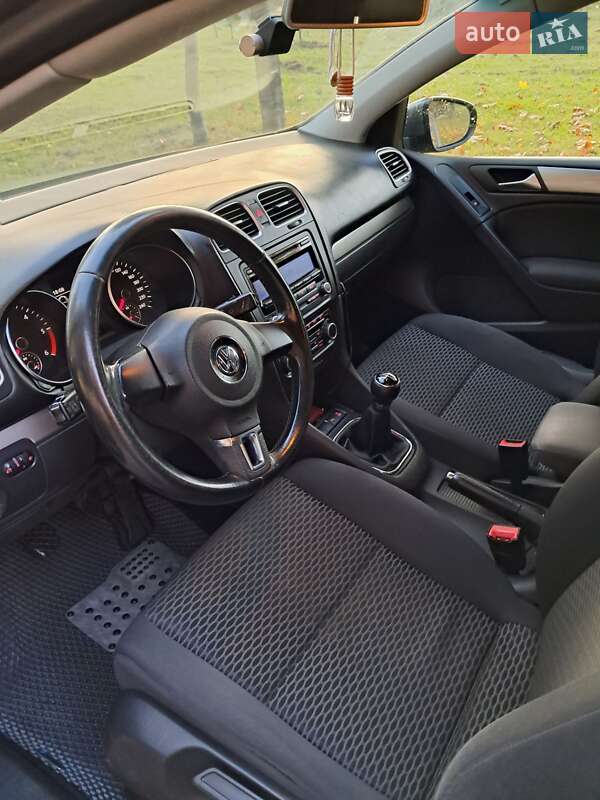 Хэтчбек Volkswagen Golf 2010 в Львове
