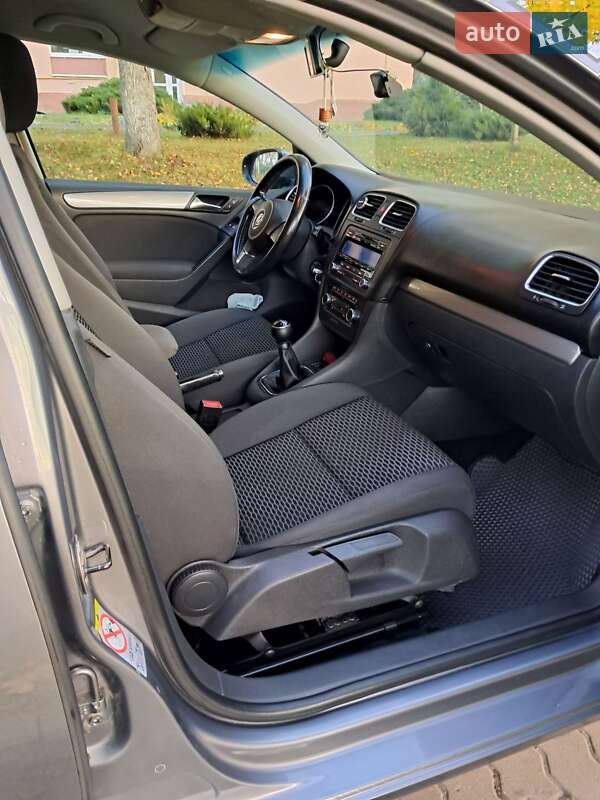 Хэтчбек Volkswagen Golf 2010 в Львове