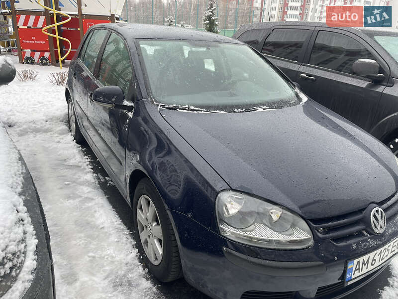 Хэтчбек Volkswagen Golf 2004 в Ворзеле