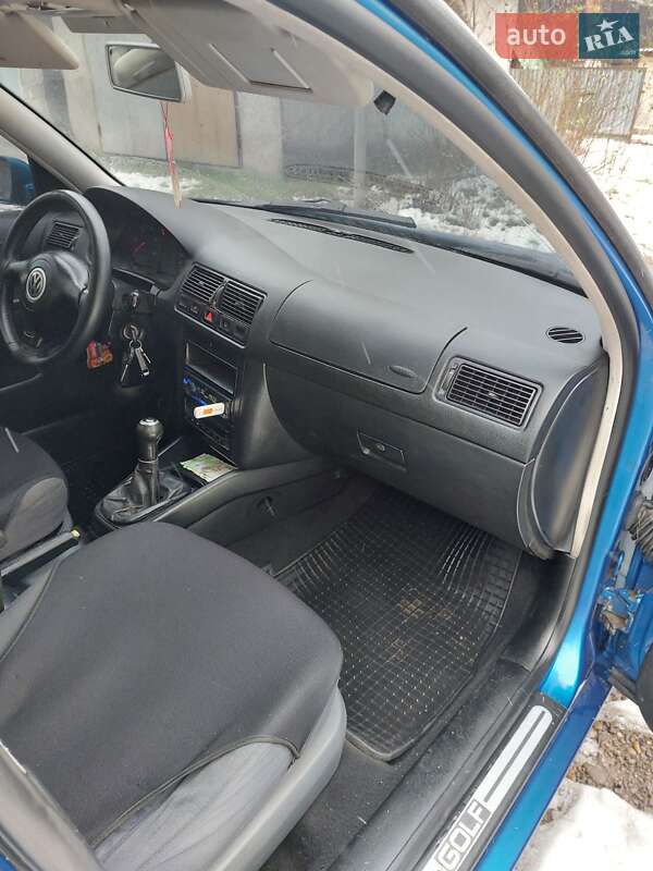 Хетчбек Volkswagen Golf 2001 в Перечині