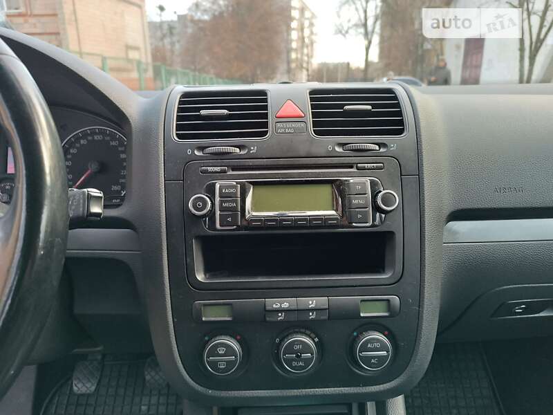 Універсал Volkswagen Golf 2009 в Рівному