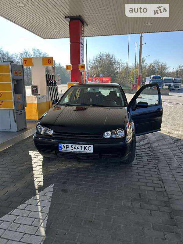 Хэтчбек Volkswagen Golf 2001 в Запорожье