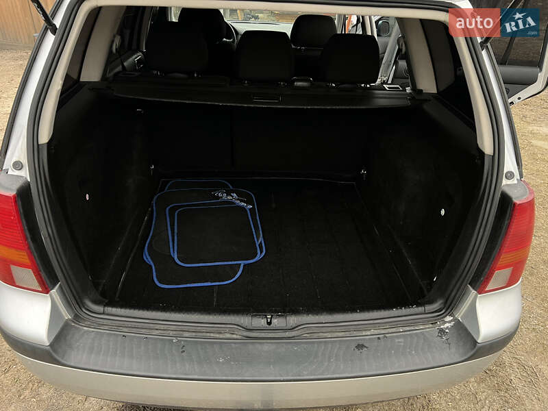 Універсал Volkswagen Golf 2005 в Звягелі