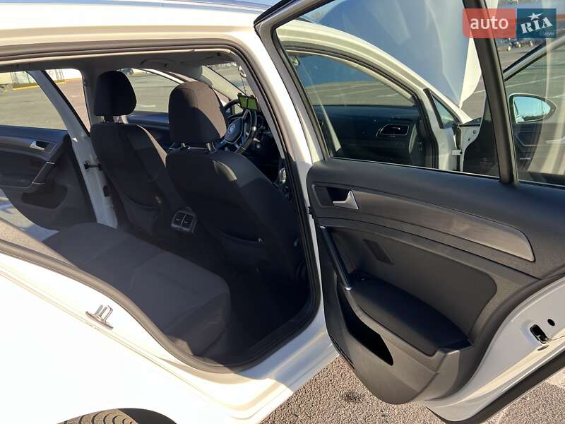 Универсал Volkswagen Golf 2018 в Ужгороде