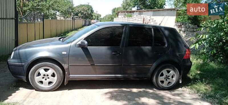 Хетчбек Volkswagen Golf 2001 в Чернівцях