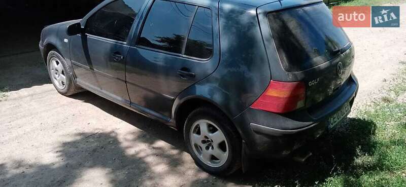 Хетчбек Volkswagen Golf 2001 в Чернівцях
