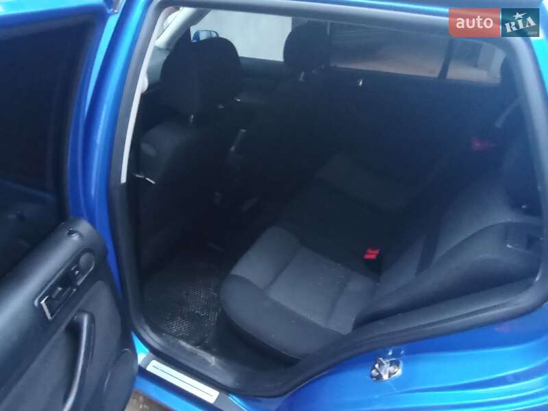 Хэтчбек Volkswagen Golf 2003 в Сторожинце