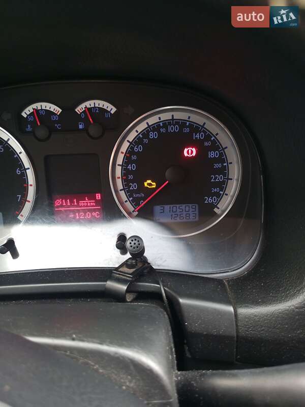 Хетчбек Volkswagen Golf 2003 в Рівному