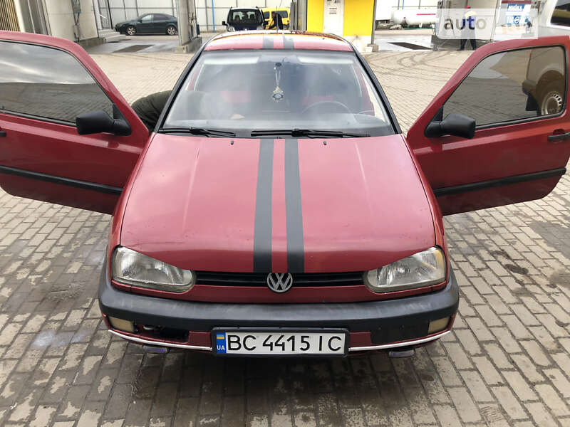 Хэтчбек Volkswagen Golf 1995 в Новояворовске