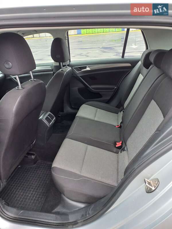 Хэтчбек Volkswagen Golf 2016 в Ромнах