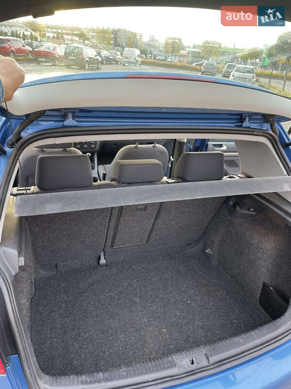 Хетчбек Volkswagen Golf 2003 в Луцьку